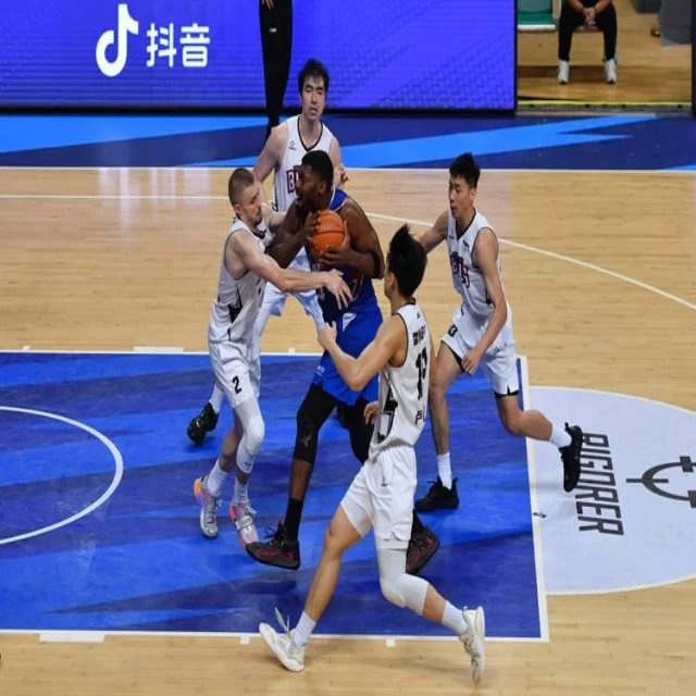广厦男篮强势崛起，争冠路上全力冲击CBA巅峰